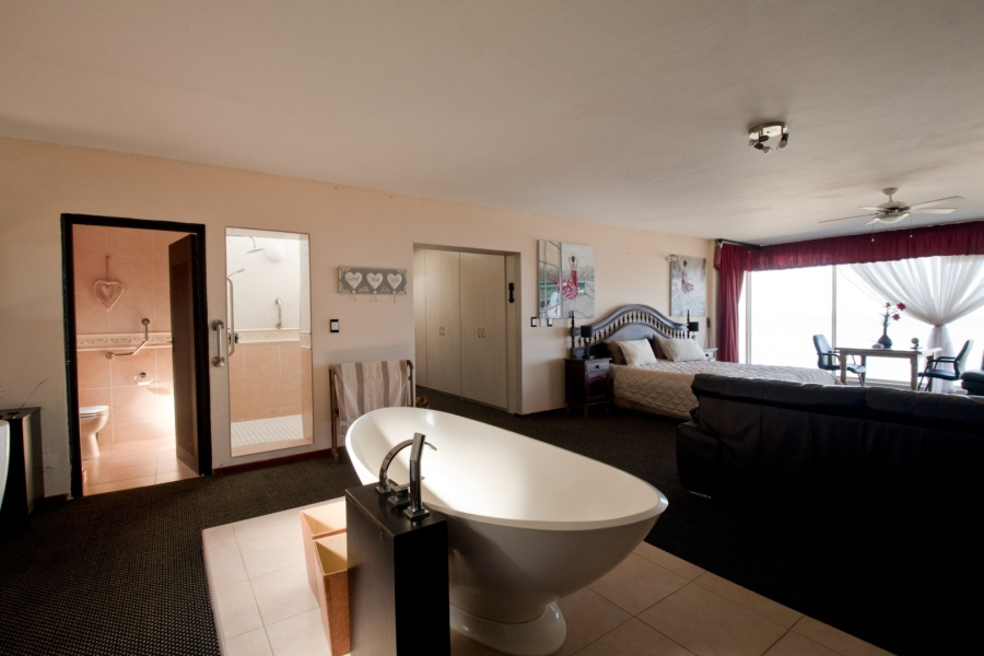 7 Bedroom Property for Sale in Outeniqua Strand Western Cape